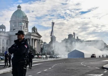 Намушкаха привърженик на Вучич пред парламента в Белград