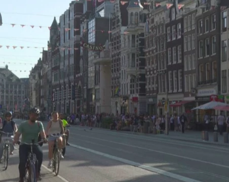 Мерки срещу туристическия наплив в Амстердам: Общината увеличава туристическия данък