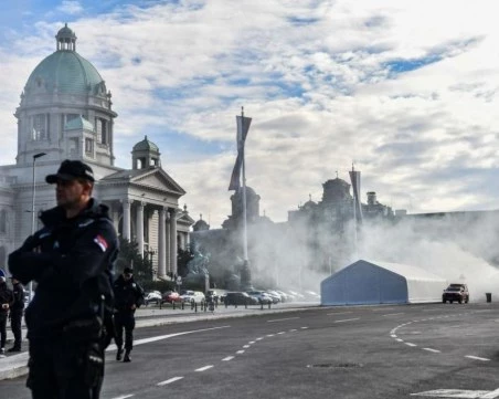 Намушкаха привърженик на Вучич пред парламента в Белград