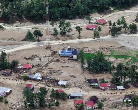 Жертвите на наводнението в Индонезия надхвърлят 440, евакуацията продължава