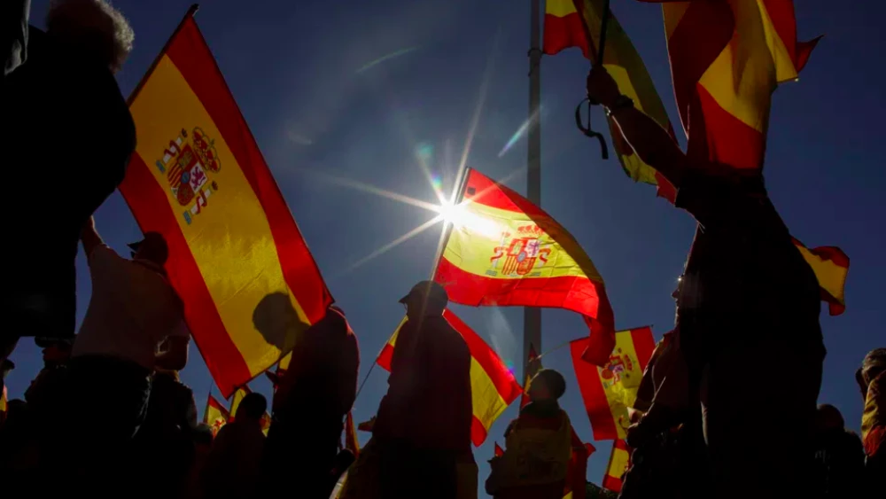 Десницата в Испания организира голям протест срещу правителството на социалиста Педро Санчес