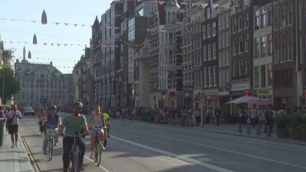 Мерки срещу туристическия наплив в Амстердам: Общината увеличава туристическия данък