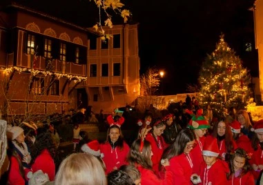 Коледна елха дава старт на Светлина и надежда в Стария град