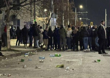 Протестът ескалира, бомбички и бой в центъра на София