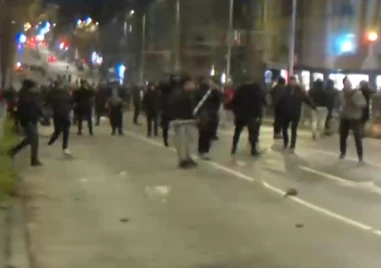 Протестът ескалира, бомбички и бой в центъра на София
