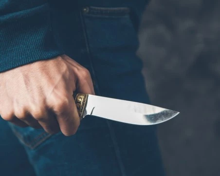 Мъж заплаши с нож кондукторка във влак: Остави ме на мира, всичките ще ви заколя