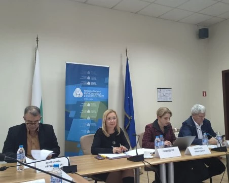 Пет поколения на едно работно място: Възрастовите различия изискват нов подход  при управлението на хора