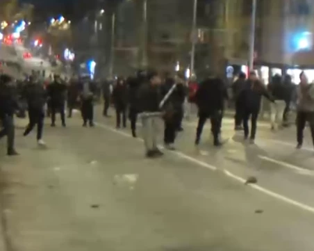 Протестът ескалира, бомбички и бой в центъра на София