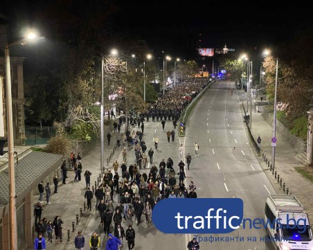 Шествието на протестиращите в Пловдив потегли, смениха маршрута