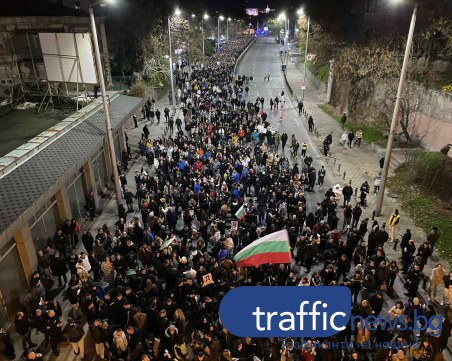 Шествието на протестиращите в Пловдив потегли, смениха маршрута