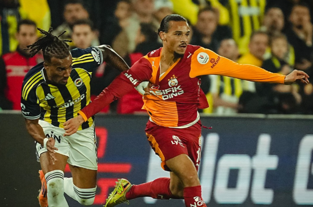 Фенербахче оцеля в последните секунди на дербито с Галатасарай