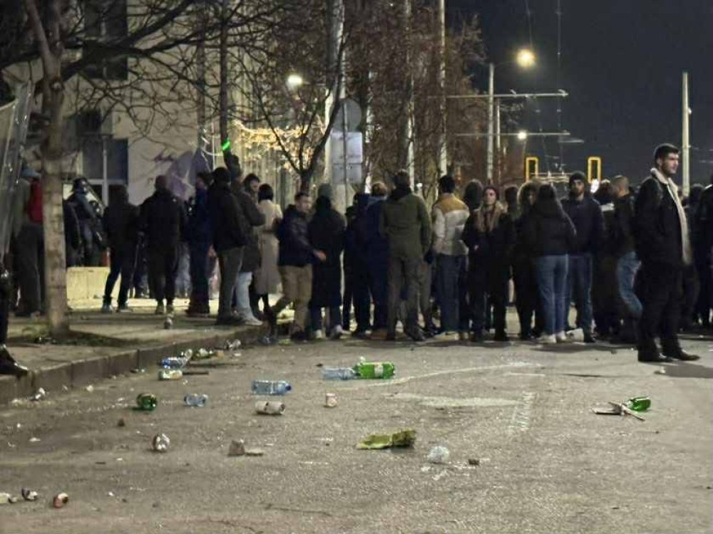 Протестът ескалира, бомбички и бой в центъра на София