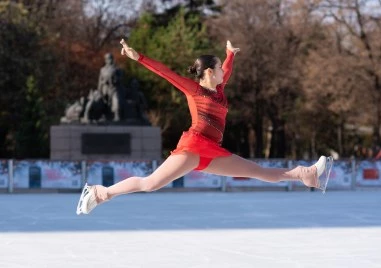 Ледената пързалка в центъра на Пловдив отвори врати