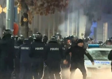 Мирният протест и ескалацията в София: Палежи, сблъсъци с полицията, 10 задържани и изпочупена централа на ГЕРБ