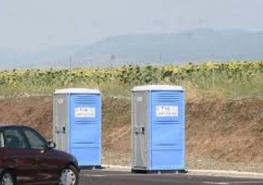 Камион изтърва химически тоалетни на АМ „Тракия