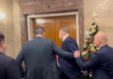 Скандал в Народното събрание: Ивайло Мирчев и Пеевски влязоха с конфронтация