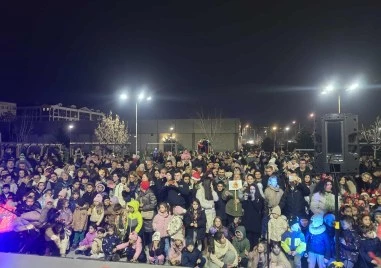Запалиха светлините на коледната елха в Тракия, Дядо Коледа зарадва децата с подаръци