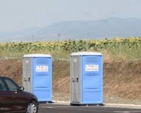 Камион изтърва химически тоалетни на АМ „Тракия