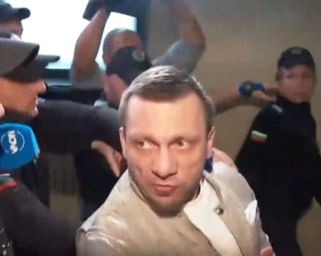 Отложиха мярката за неотклонение на д-р Хасърджиев и останалите двама, блудствали с 20-годишен