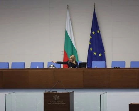 С три декларации от опозицията поискаха оставка на кабинета - веднага