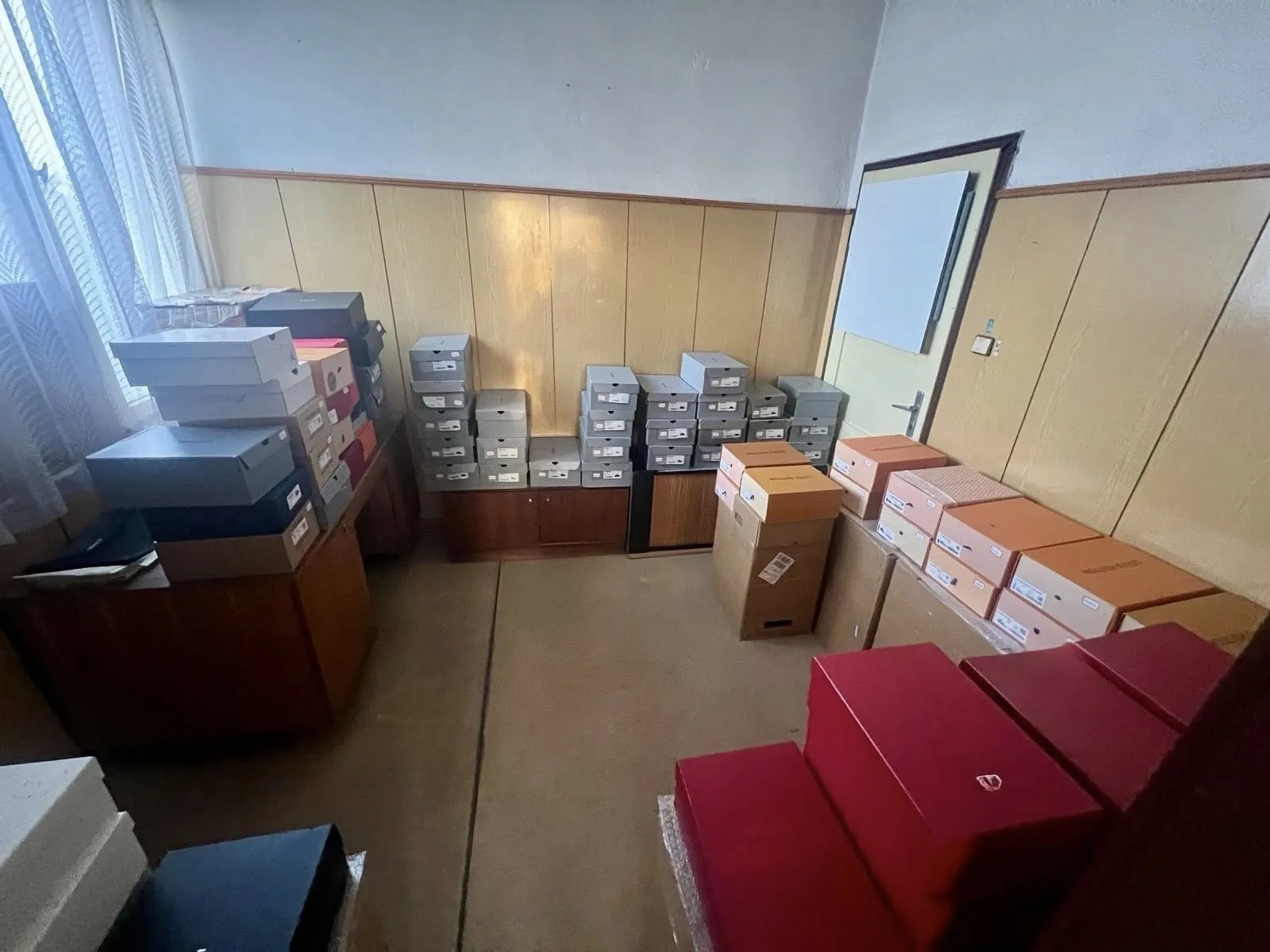 Спецакция в София и Пазарджик! ГДБОП задържа ОПГ за продажба на дрехи ментета