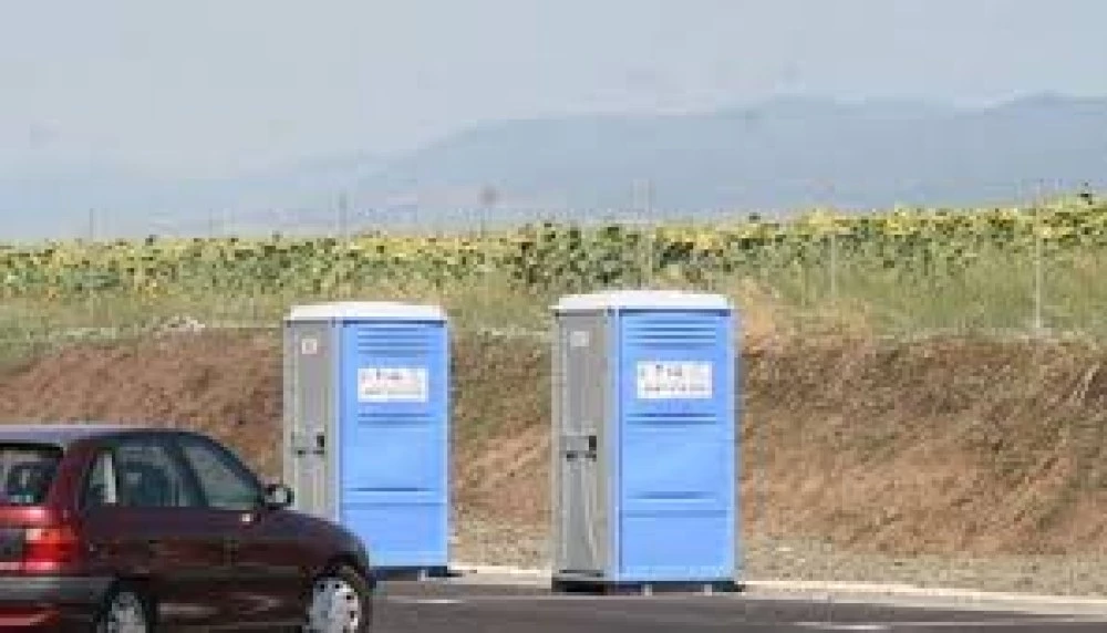 Камион изтърва химически тоалетни на АМ „Тракия