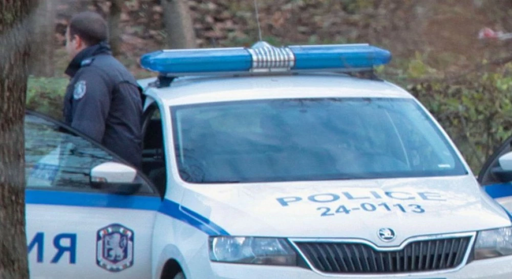 Шофьор прегази лежащ на пътя мъж край Червен бряг