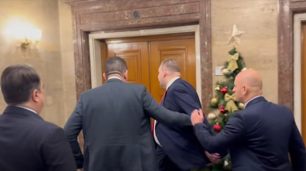 Скандал в Народното събрание: Ивайло Мирчев и Пеевски влязоха с конфронтация