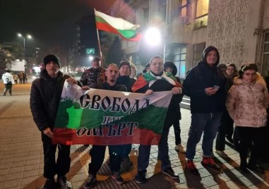 Граждани излязоха на протести в цялата страна с искане за оставка на правителството