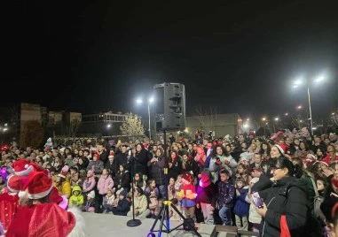 Над 2000 подаръка бяха раздадени в район „Тракия вчера и днес по случай запалването на елхата