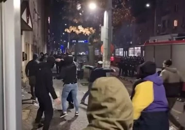 Николай, чиято майка твърди, че е бит, е заснет как замеря полицаи до централата на ДПС ВИДЕО