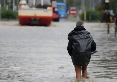 Училища затварят в Гърция заради бурята Байрон която преминава през