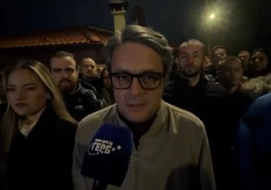 Протест и контрапротест пред дома на Бойко Борисов в Банкя