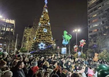С церемония и празник район Източен запали светлините на коледната си елха