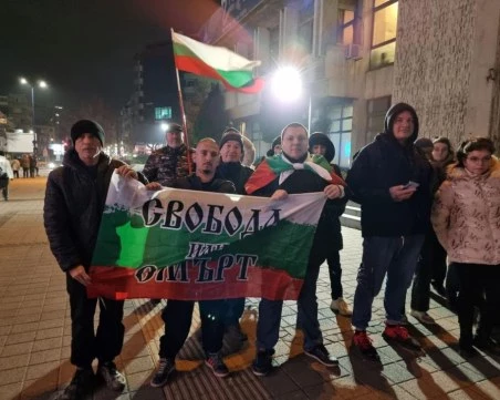 Граждани излязоха на протести в цялата страна с искане за оставка на правителството