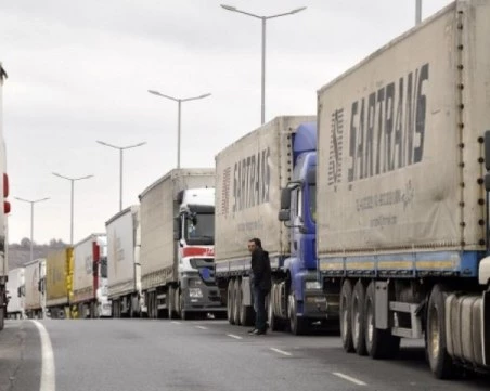 Над 10 километра е тапата от тирове, блокирана на 