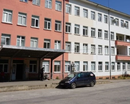 Намериха човешки останки в двора на болницата във Враца