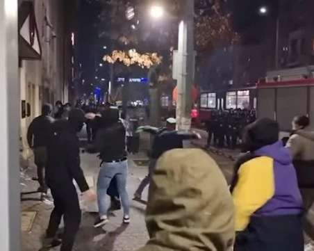 Николай, чиято майка твърди, че е бит, е заснет как замеря полицаи до централата на ДПС ВИДЕО