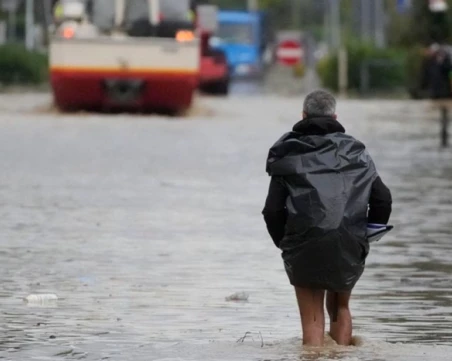 Опасно време в Гърция заради бурята 