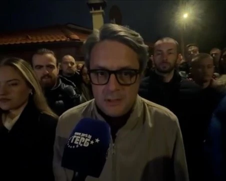 Протест и контрапротест пред дома на Бойко Борисов в Банкя