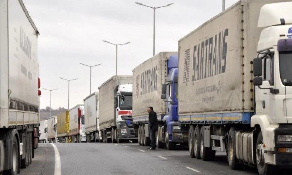 Над 10 километра е тапата от тирове, блокирана на 