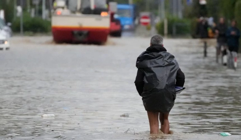 Опасно време в Гърция заради бурята 