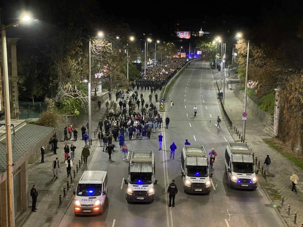 С чужда пита помен! ФБ групи канят със снимка от митинга срещу правителството, протестират срещу еврото