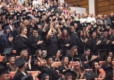 496 абсолвенти от Випуск 2025 на ФОЗ получиха тържествено дипломите си