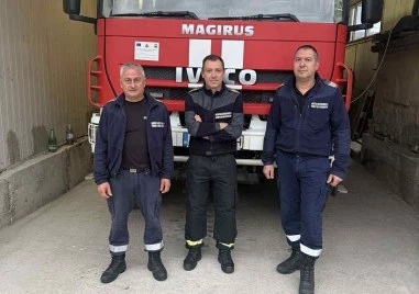 Трима пожарникари в Хисаря получиха адмирации от благодарна дъщеря