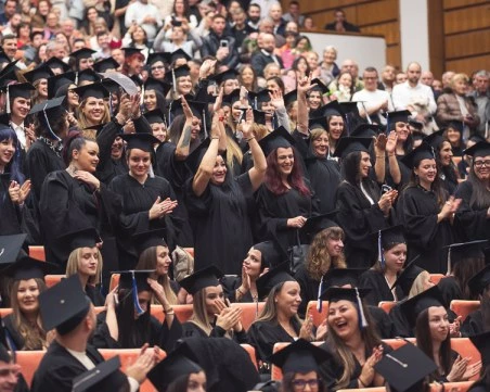 496 абсолвенти от Випуск 2025 на ФОЗ получиха тържествено дипломите си