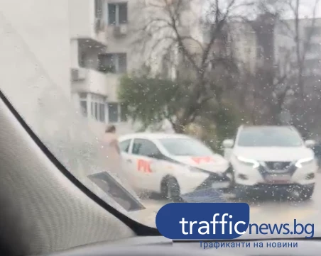 За пореден път: Два автомобила се удариха на натоварено кръстовище в Пловдив