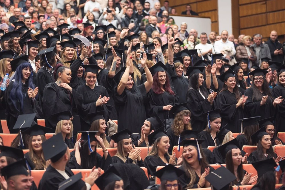 496 абсолвенти от Випуск 2025 на ФОЗ получиха тържествено дипломите си