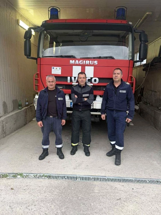 Трима пожарникари в Хисаря получиха адмирации от благодарна дъщеря