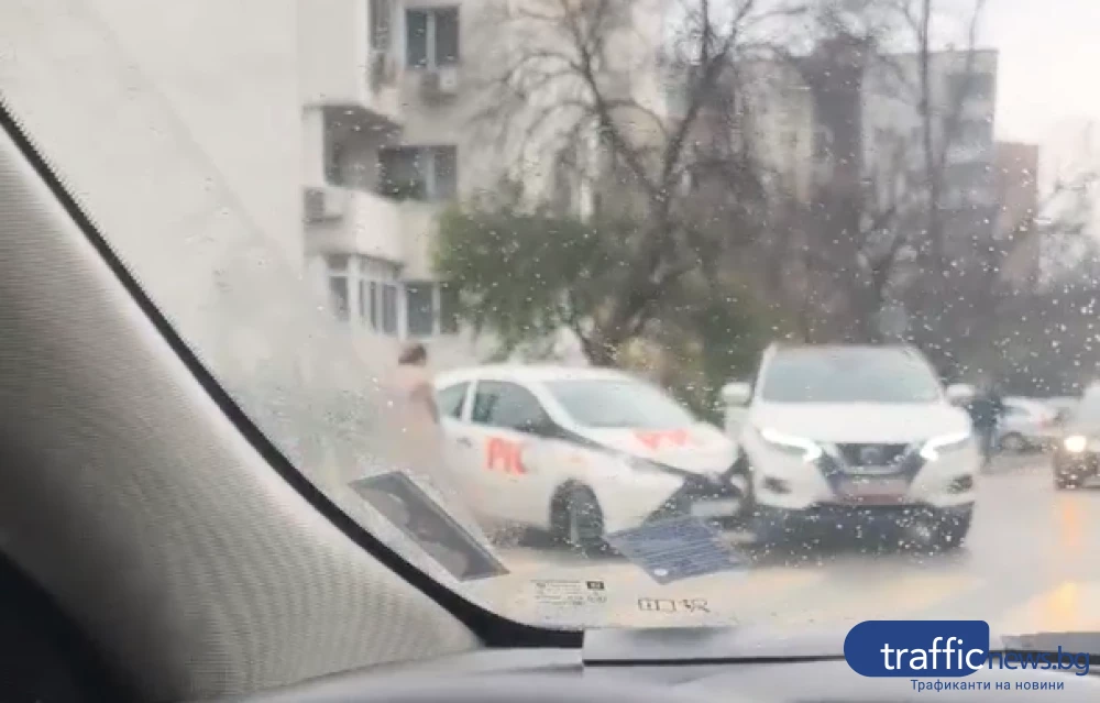 За пореден път: Два автомобила се удариха на натоварено кръстовище в Пловдив